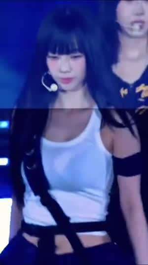 밝기 조절한 카리나...흰 나시 속 검정 브라 출렁이는 슴부먼트.mp4