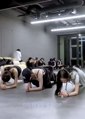 플랭크 대결하는 카리나 검정 브라 끈 삐져나온 흰 나시 가슴골.mp4