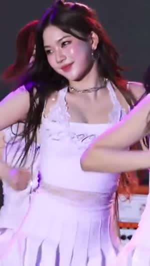 스테이씨 아이사 흰 레이스 캐미솔 의상 찰랑거리는 가슴골.mp4