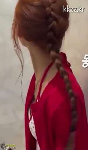 틈 보이고 수영복 입은 정예인