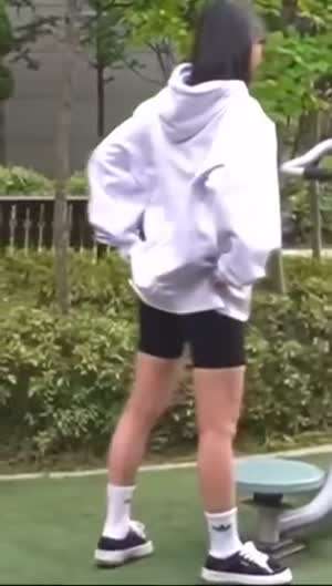 후드티를 훌러덩 올려버리는 르세라핌 김채원 바이커쇼츠