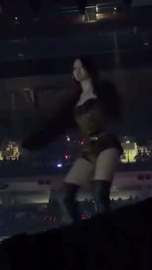 현장감 넘치는 호피 핫팬츠 롱부츠 허벅지 트와이스 모모