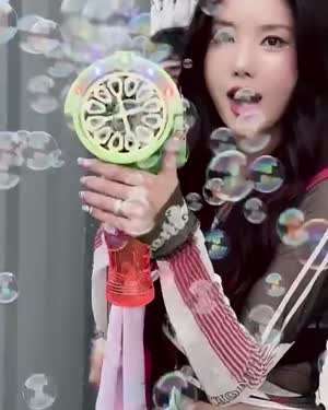 잘보면 비키니였던 홍콩 워터밤 권은비