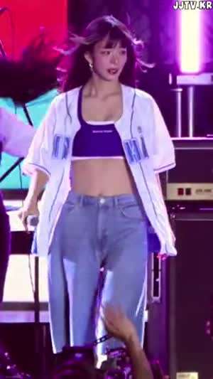 프로미스나인 이채영 단추푼 유니폼 속 브라탑 복근