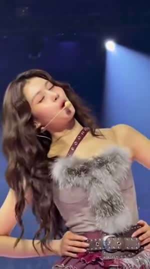 머리 묶는 사나