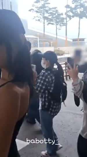 나띠 공항패션 검은 나시.gif