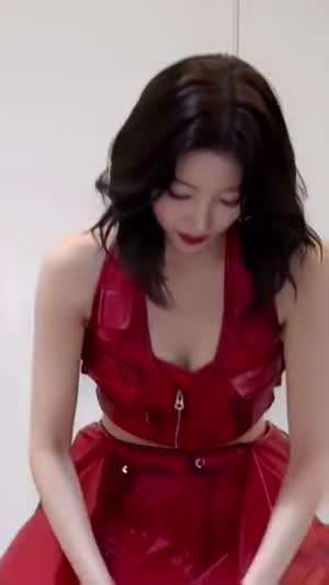 앞으로 숙이는 가죽 민소매 르세라핌 카즈하