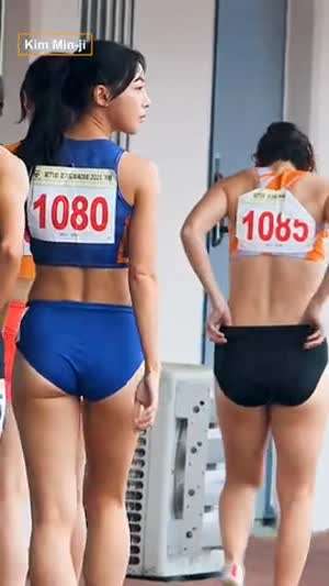 비오는 날 덜덜 떨며 들어가는 육상 김민지