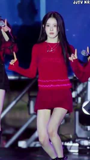 빨간 니트 빨간 치마 스테이씨 시은