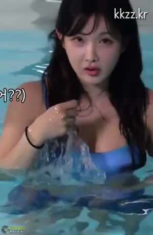 파란 비키니 조현영