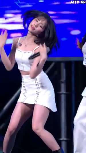 크롭 끈나시 흰치마 프로미스나인 박지원