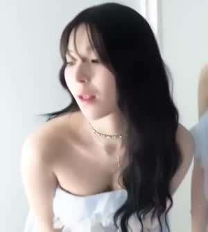 하늘색 프릴 튜브탑 앞으로 숙이는 프로미스나인 백지헌