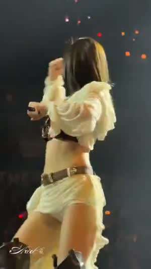 뒤에서 본 벤쿠버콘 트와이스 나연 허리라인 기립근