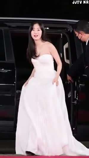 한선화 레드카펫 화이트 오프솔더 가슴골