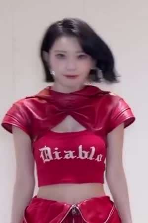 나시 크롭탑 볼레로 사이 틈 르세라핌 사쿠라