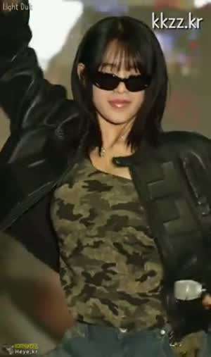 한쪽만 내려주는 키스오브라이프 나띠