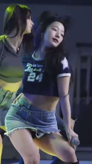 프로미스나인 이새롬 작은 크롭티 청치마