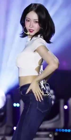 비비지 신비 측면샷 등짝이 반전인 흰 크롭티