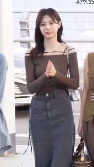 트와이스 쯔위 사복 공항 패션 밀착 오프솔더 청치마