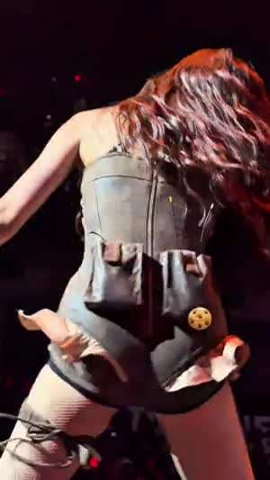 새해에도 열심히 월투 중인 트와이스 사나 뒤태