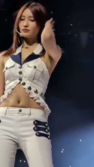 뽈록 튀어나온 모모의 복근+배꼽