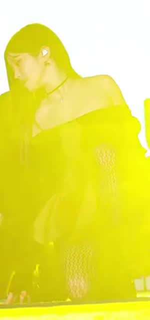 가슴 튕겨주는 프로미스나인 송하영 오프숄더