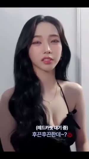 가슴골 드러낸 검은 드레스 카리나