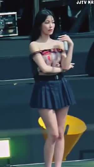 오프솔더 주름 치마 프로미스나인 백지헌