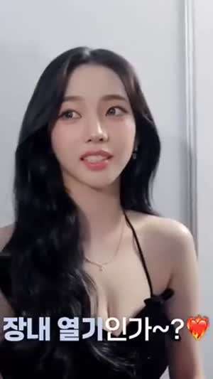 레드카펫 대기중인 에스파 카리나 검정 끈드레스 가슴골