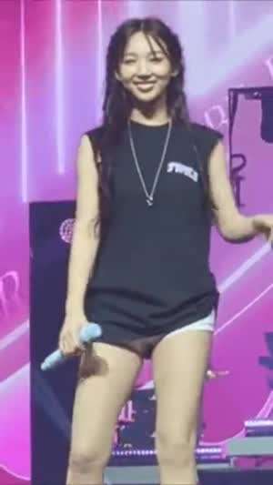 트와이스 나연 티셔츠 살짝 올라가 노출한 타이트한 흰 핫팬츠