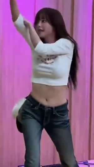 츄 배꼽이 드러난 흰 크롭티 청바지 실룩실룩