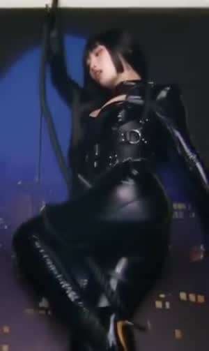 스파이 컨셉 트와이스 모모 딱 달라붙는 라텍스 바디수트 몸매