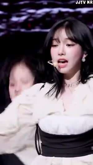 묵직함 아래를 받쳐주는 블랙 끈나시 에스파 카리나