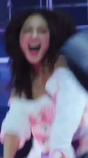 헐렁한 오프숄더 티 사이로 보이는 묵직함 트와이스 지효