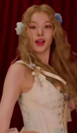 트와이스 사나 미사모 뮤비 'Confetti' 코르셋 의상