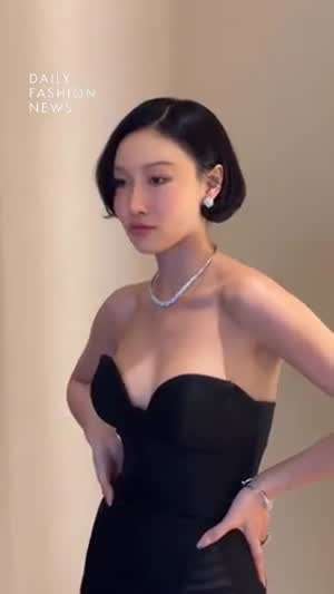 화사 "매끈 어깨 라인"