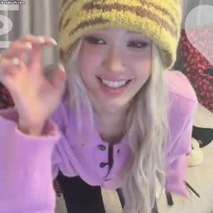 단추 풀린 핑크색 니트 틈새...검정 브라 가슴골 노출하는 전소미.mp4