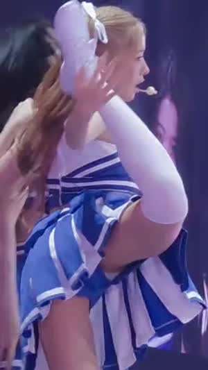 뒷발 차올리고 버티는 파란 치어리더 레이...파란 속바지 틈새 흰색.mp4