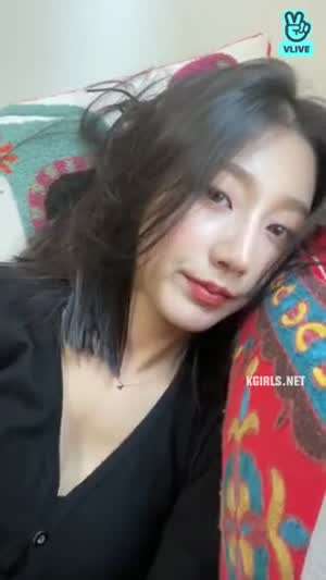 검정색 크롭 가디건 입고 옆으로 누은 정예인 몽글한 가슴골.mp4