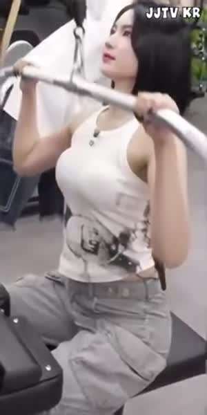 헬스장 글래머 스테이씨 아이사 밀착 민소매.mp4