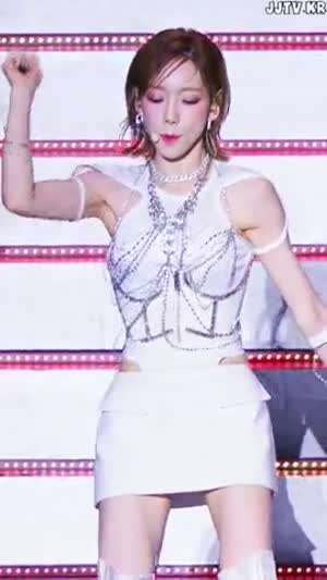 태연 단발머리 겨드랑이 노출 의상