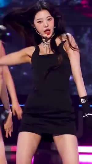 아이브 장원영 귀달린 블랙 오프숄더 슬림 몸매