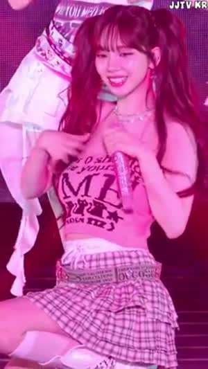 양갈래 머리 에스파 카리나 핑크 나시 묵직한 바운스