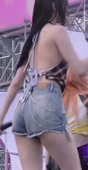 뒤에서 본 헐렁한 청핫팬츠 프로미스나인 백지헌