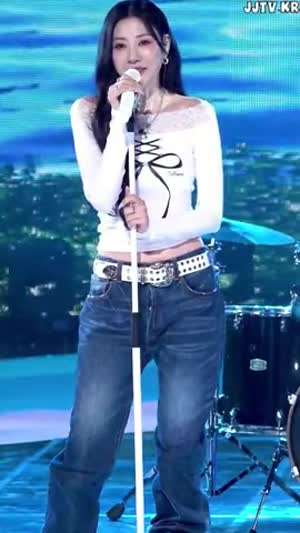 에이핑크 오하영 레이스 오프솔더 흰티 청바지