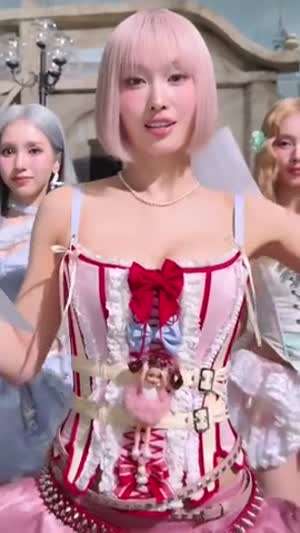 코르셋 의상 입고 야외에서 챌린지하는 트와이스 미사모 모모