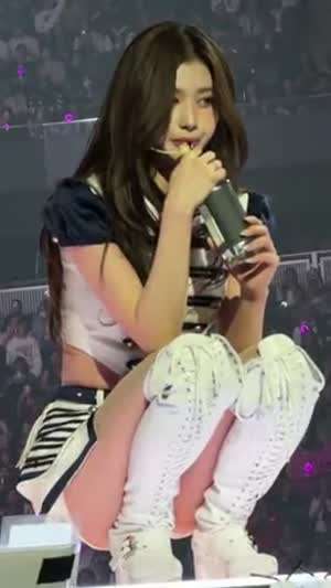 쪼그려 앉아서 물 먹는 햄토리 트와이스 사나