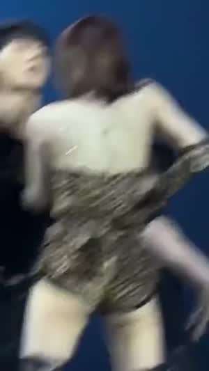 시원시원한 호피 의상 찰진 뒤태 트와이스 모모