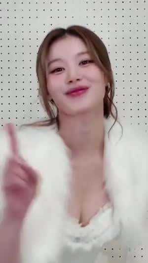 챌린지하는 코르셋 의상 살짝 숙인 트와이스 사나