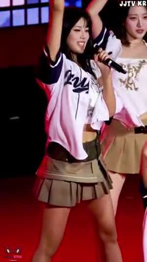 하이키 옐 유니폼속 흰 크롭티 묵직한 볼륨감